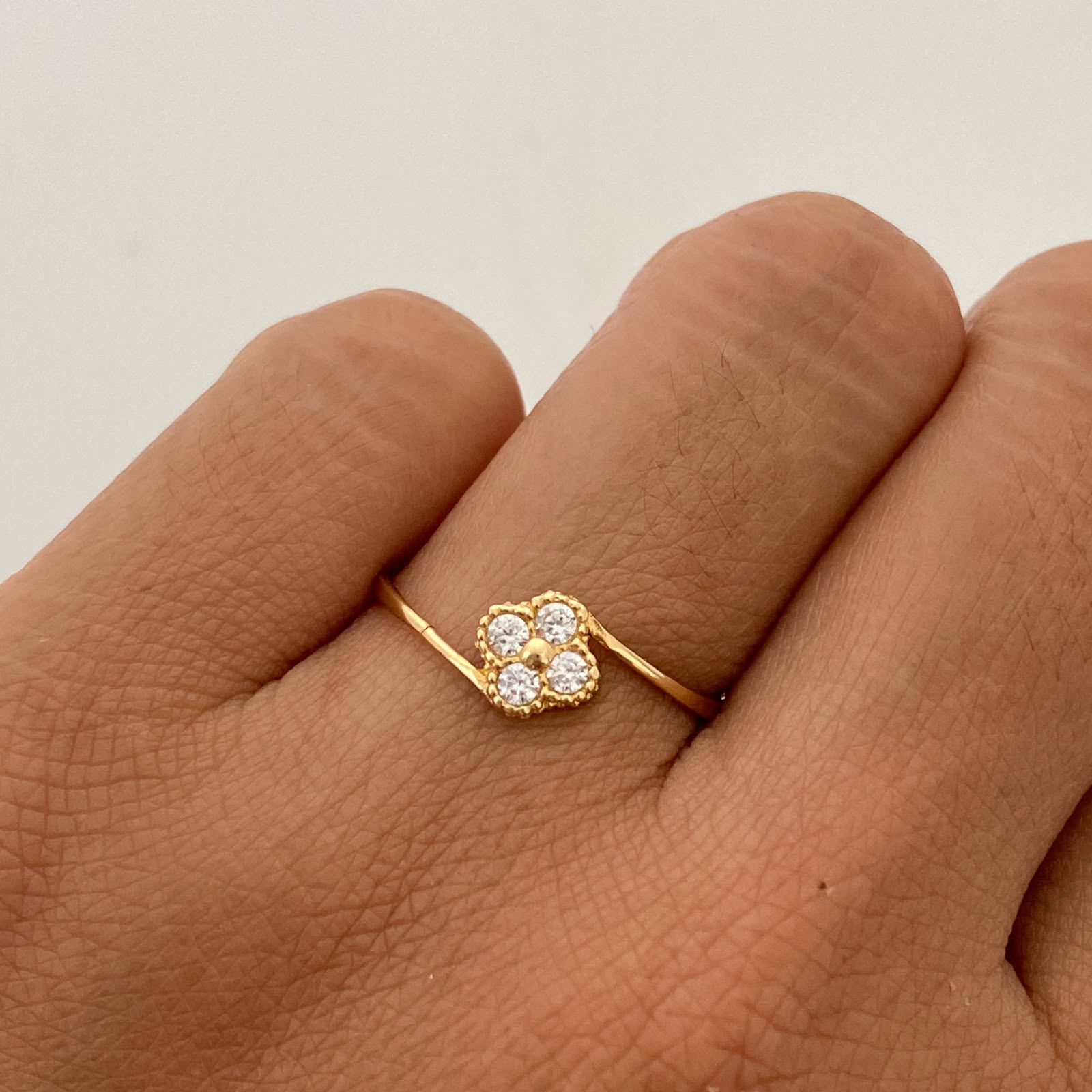 Anillo Trebol Blanco Oro amarillo 18k / Talla 8 / 1,1 Gr / 1,3 mm