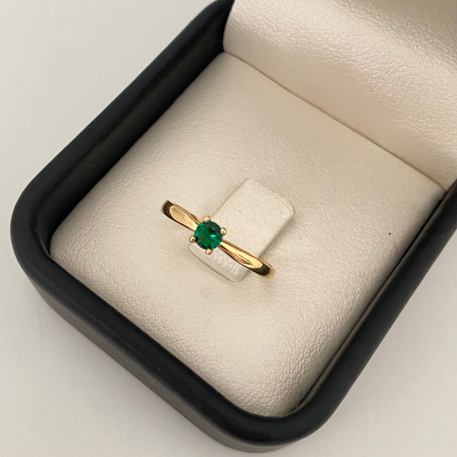 Anillo solitario circon central verde Oro amarillo 18k / Talla 5 3/4 / 1,05 Gr