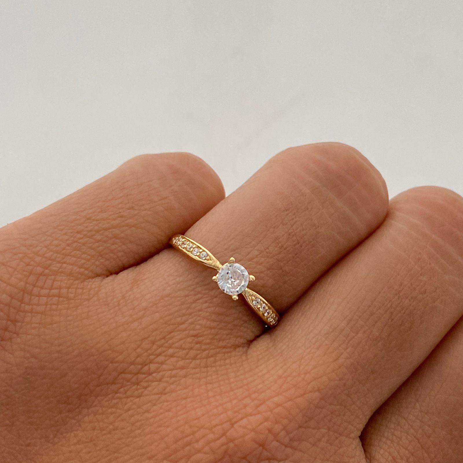 Anillo Solitario Oro amarillo 18k / Talla 6 / 1,35 Gr / 2,2 mm