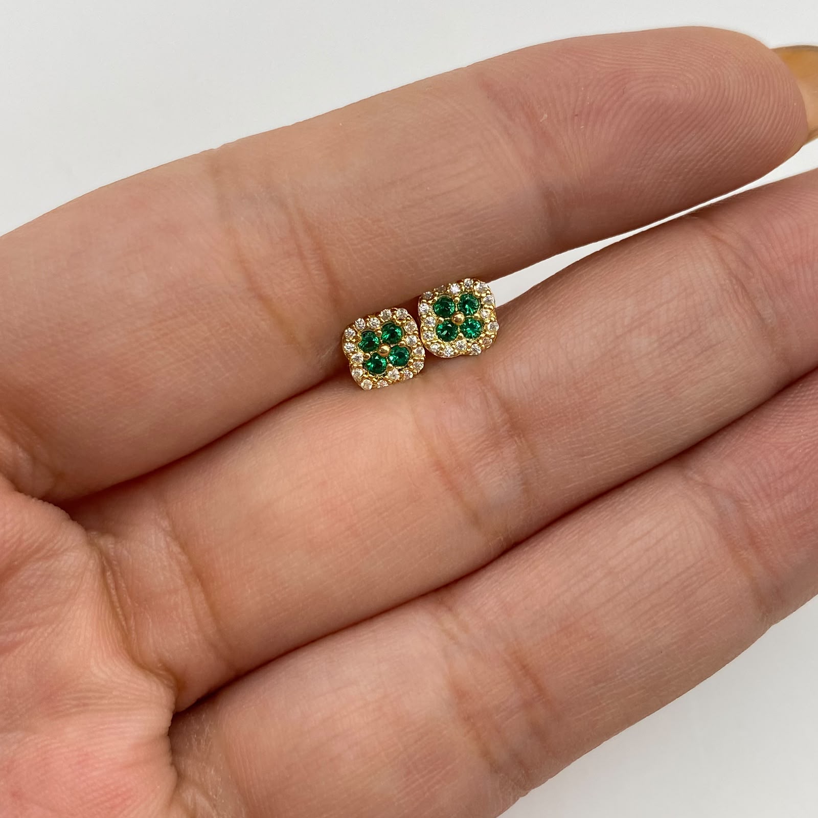 Topos Trebol circones verdes y blancos Oro amarillo 18k 0,9 Gr / 5,8 mm