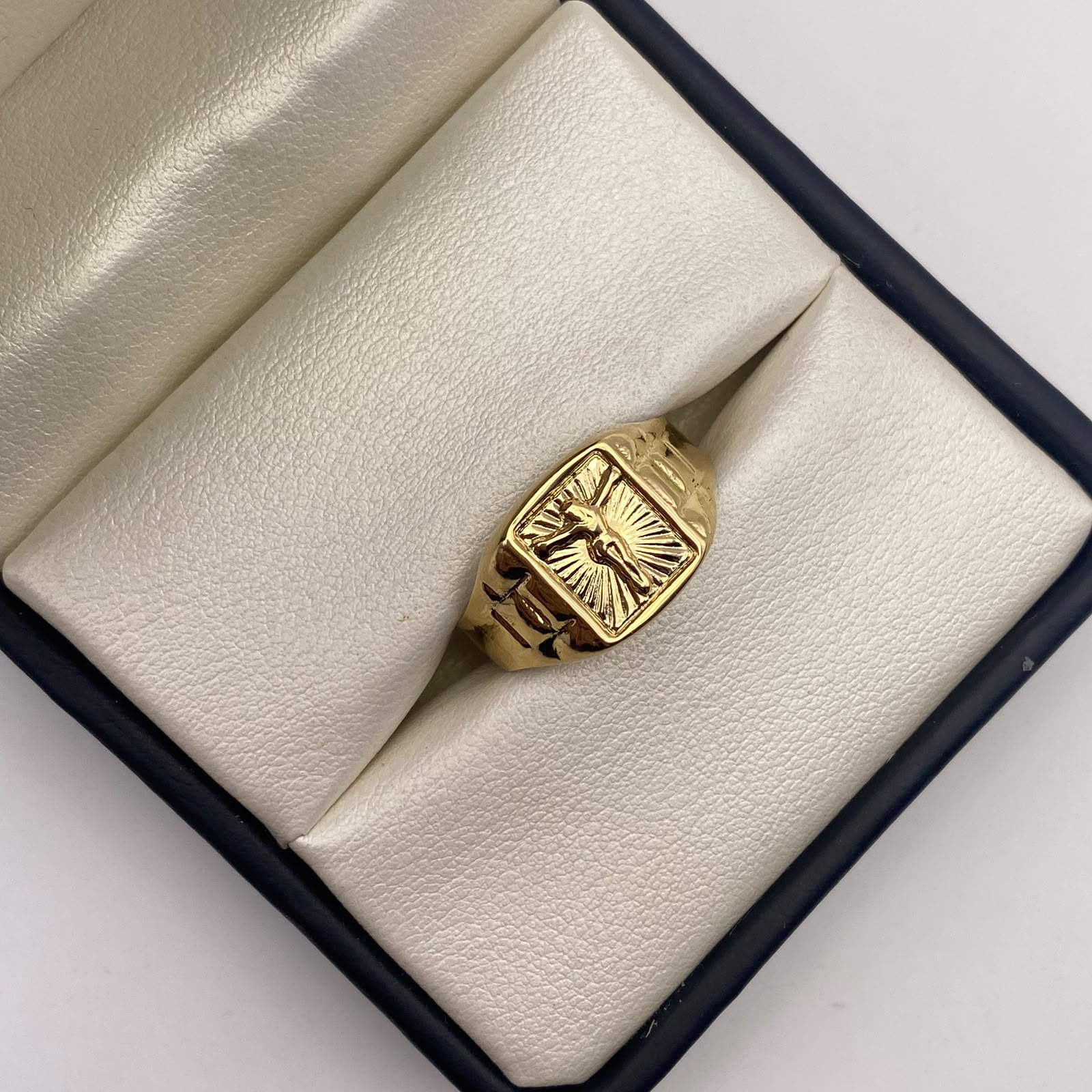 Anillo troquel cristo diamantado Oro amarillo 18k / Talla 11 3/4 / 2,84 Gr / 4,55 mm