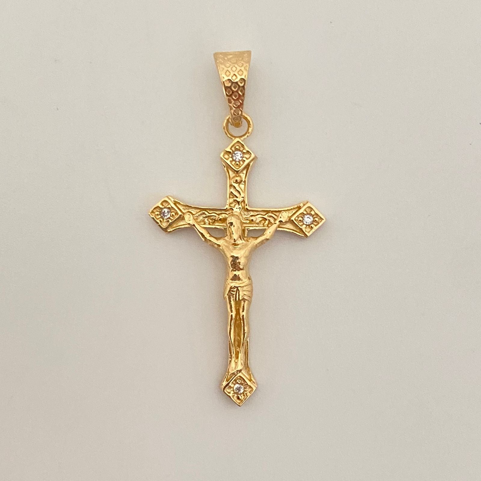 Dije cruz cristo puntas circones blanco fondo grabado Oro amarillo 18k 3,90 Gr / 4,5 Cm