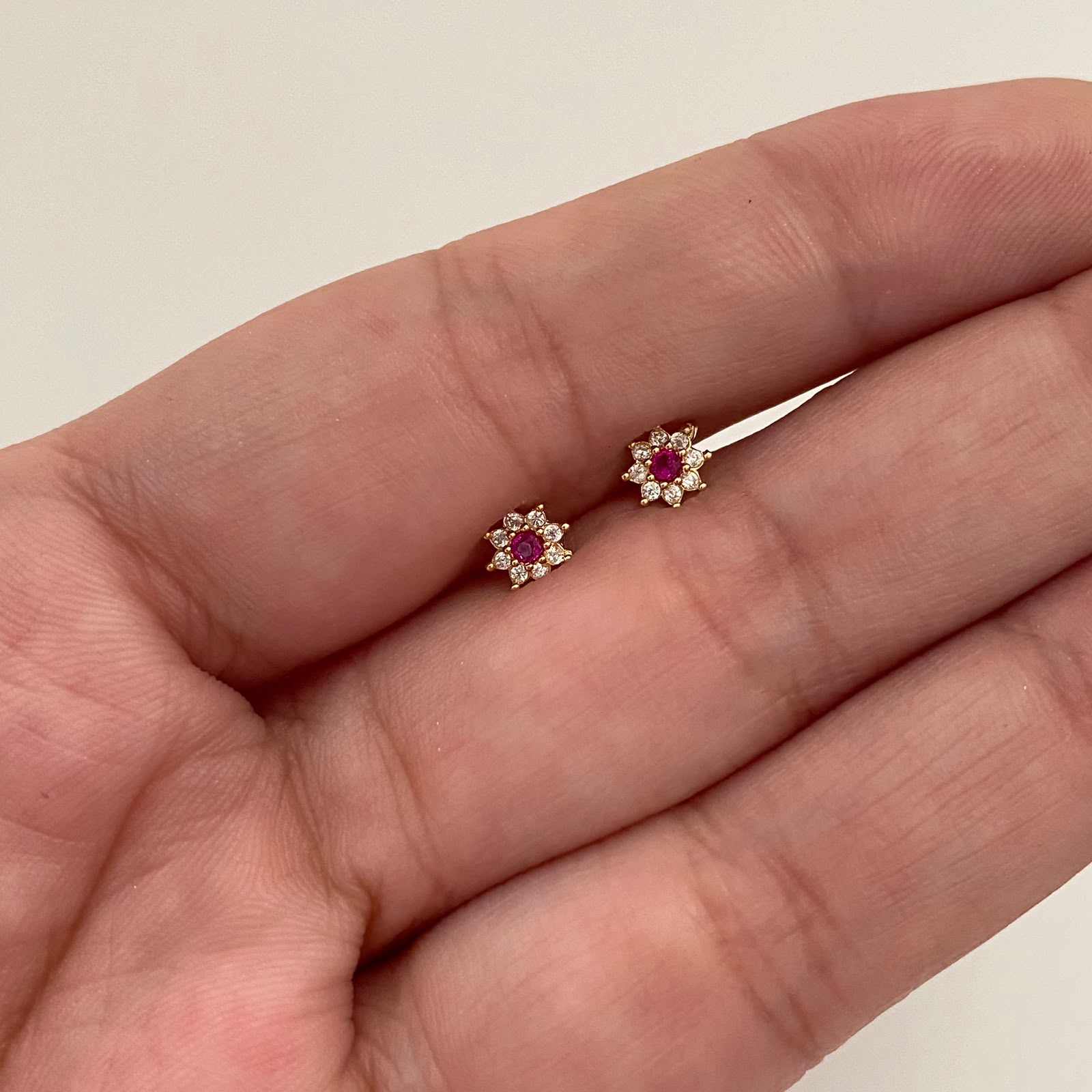 Topos flor centro fucsia Oro amarillo 18k 0,6 Gr