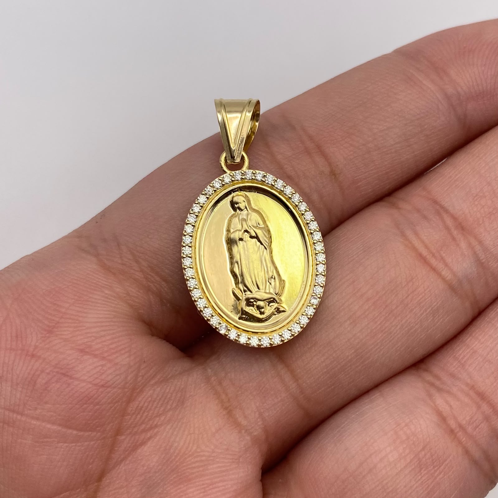Dije It Virgen de guadalupe circones blancos Oro amarillo 18k +2 / 1,46 Gr / 15,7 mm / 1,7 Cm