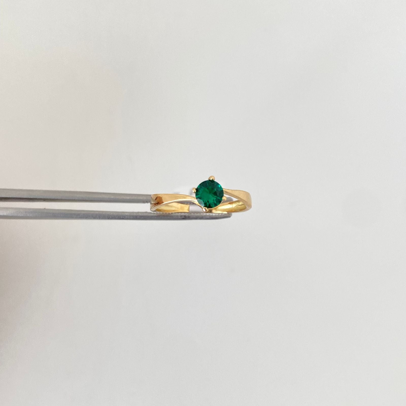 Anillo solitario con circon verde Oro amarillo 18k / Talla 5 1/2 / 1,65 Gr