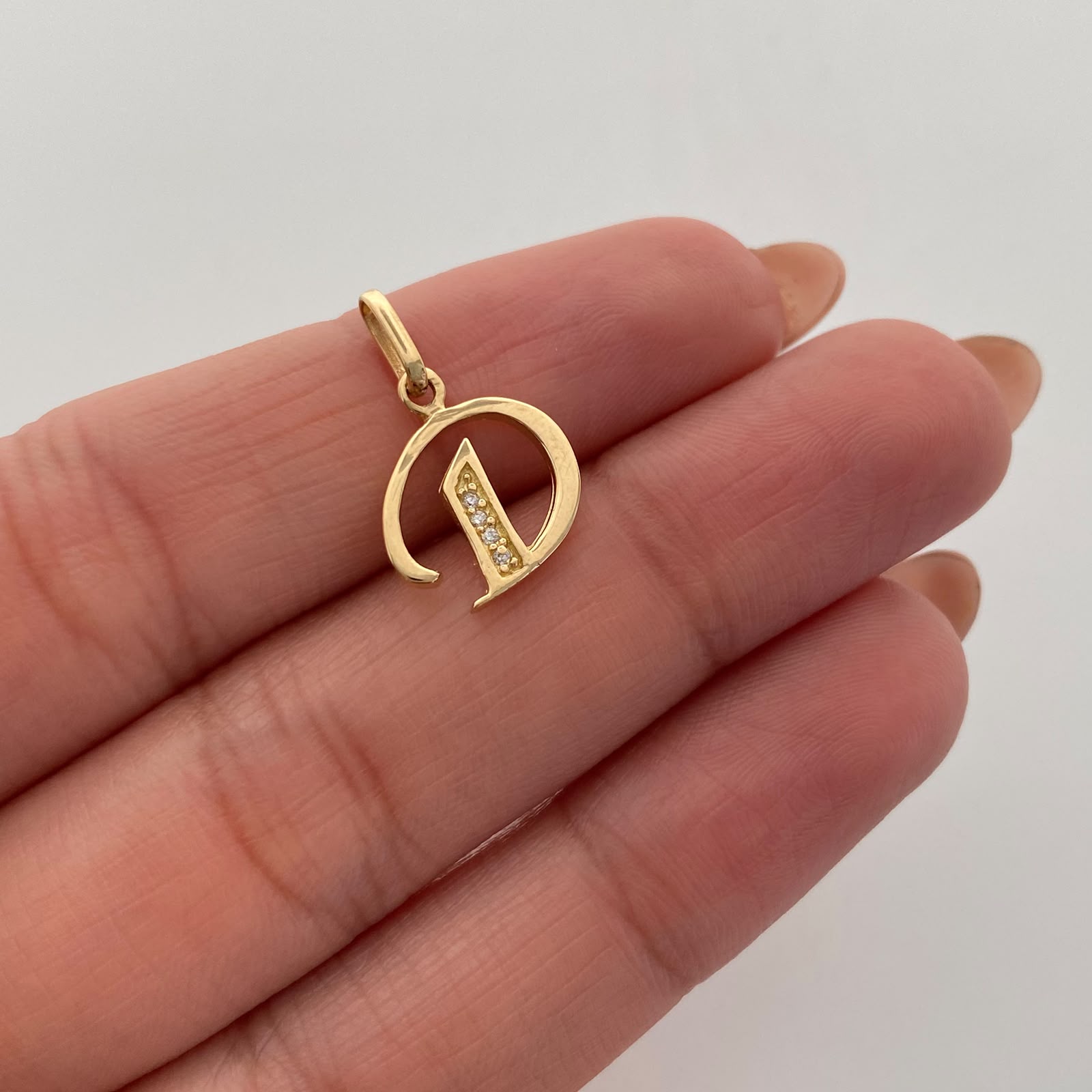 Dije Letra D Casting Oro amarillo 18k 1,1 Gr / 11,4 mm / 1,8 Cm
