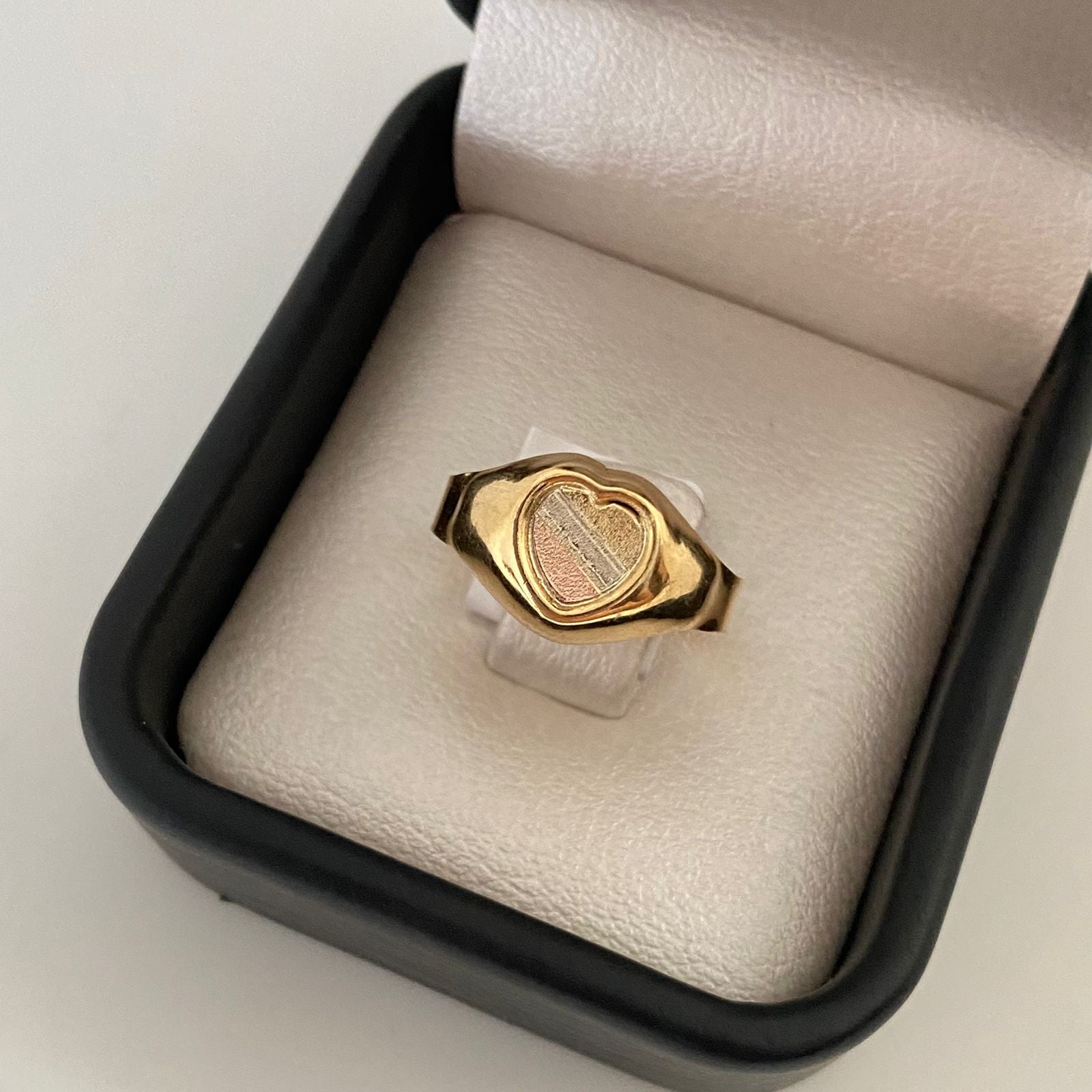 Anillo troquel corazon Tres oros 18k / Talla 7 / 1,7 Gr