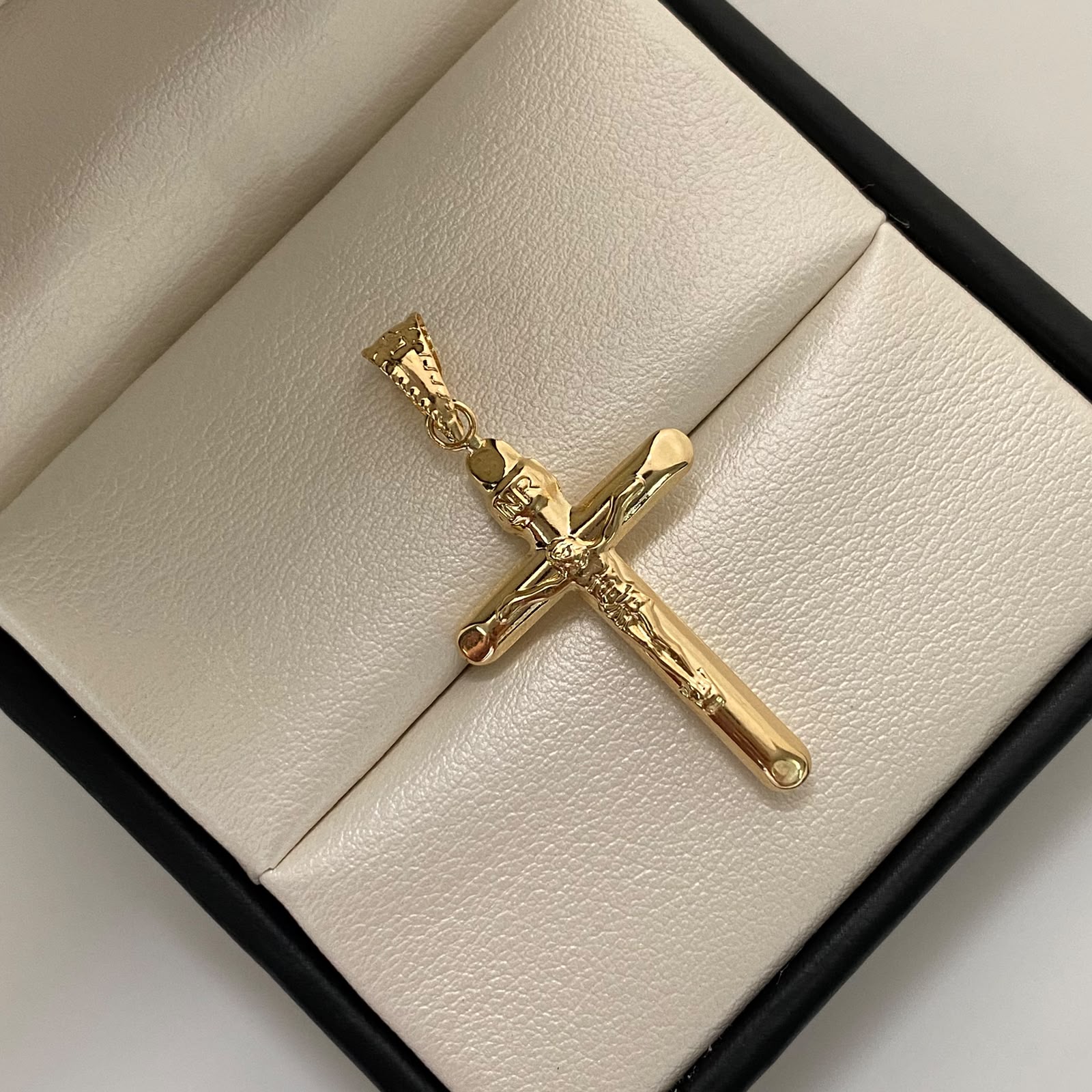 Dije Cruz Cristo Tubular Oro amarillo 18k 1,55 Gr / 20,5 mm / 4 Cm