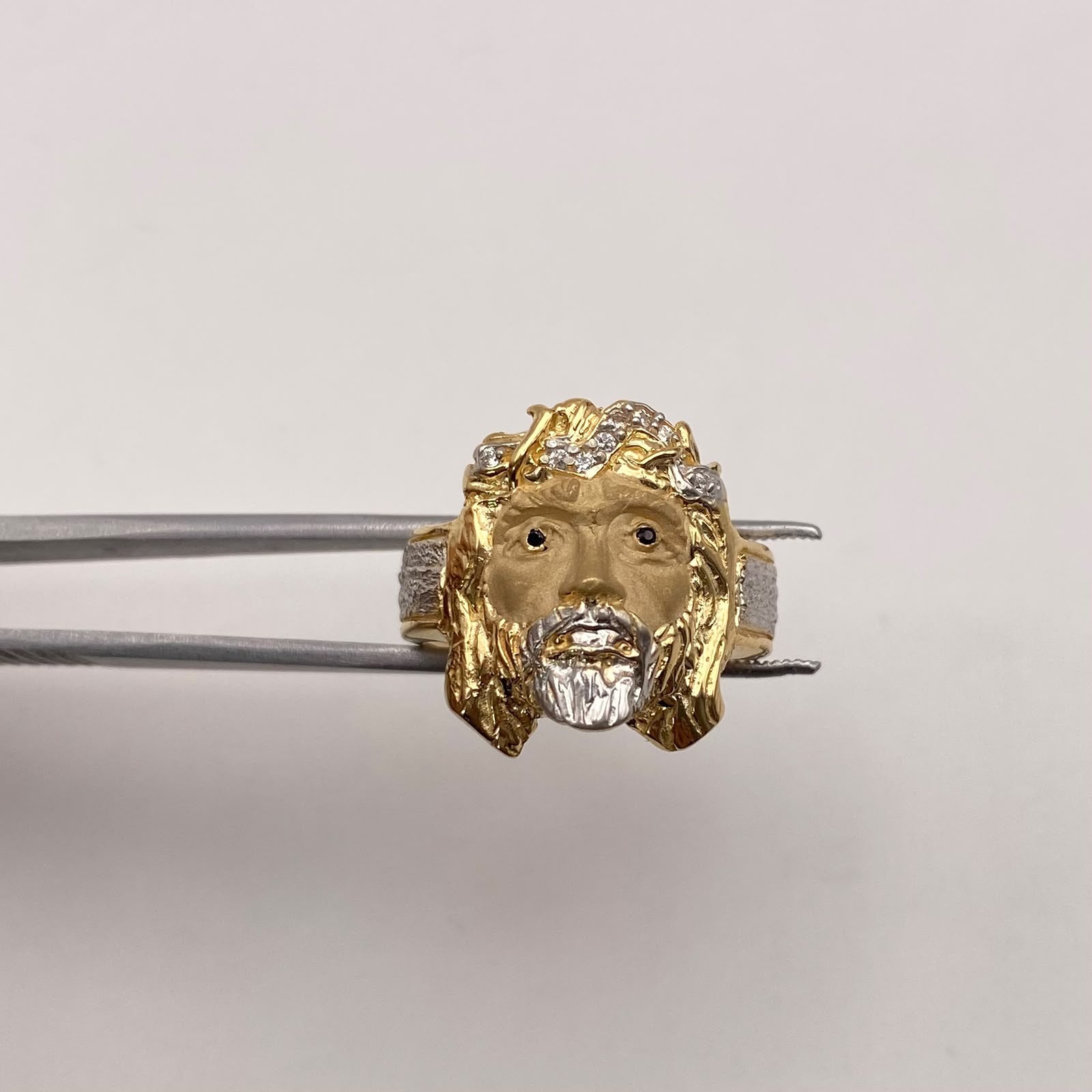 Anillo rostro cristo circones blancos Oro amarillo y Oro blanco 18k / Talla 9 1/2 / 6,6 Gr / 6,76 mm