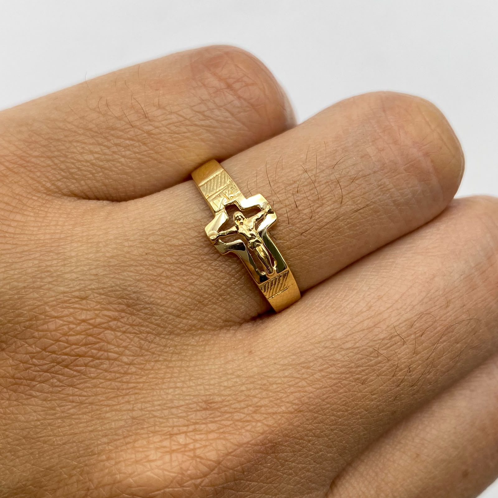 Anillo cruz cristo Oro amarillo 18k / Talla 7 1/2 / 2,3 Gr / 3,68 mm