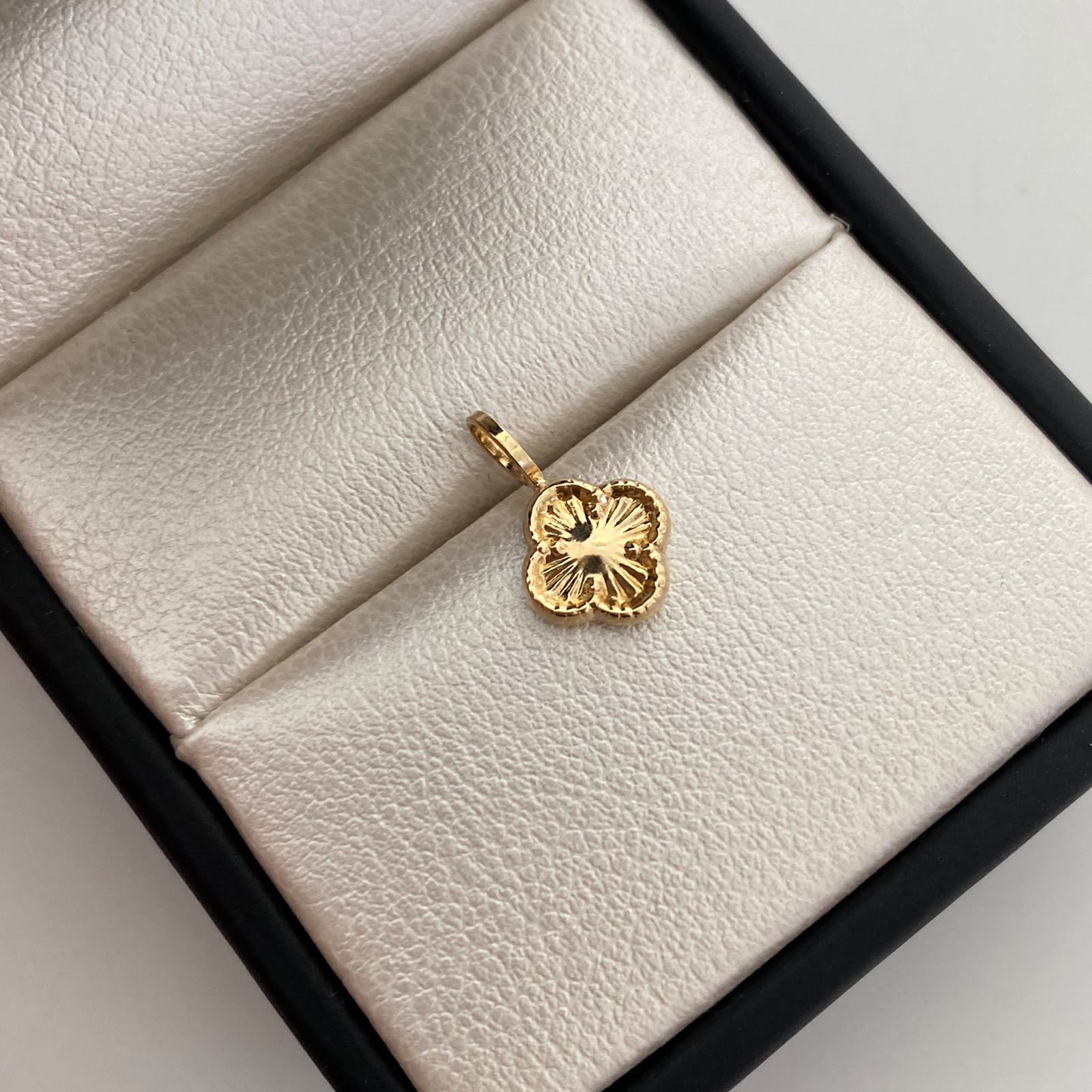Dije Trebol Diamantado Oro amarillo 18k 0,4 Gr / 8,4 mm / 1,5 Cm