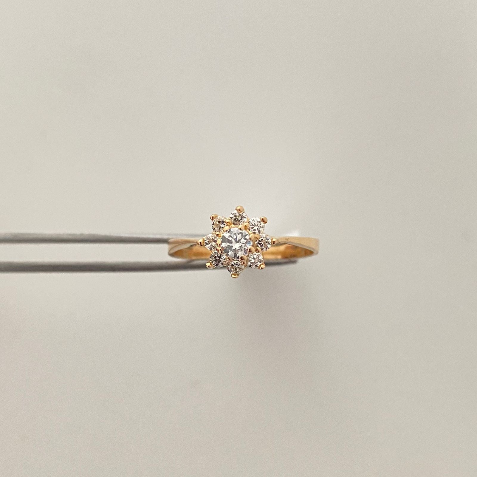 Anillo flor casting blanco Oro amarillo 18k / Talla 6 / 2,20 Gr