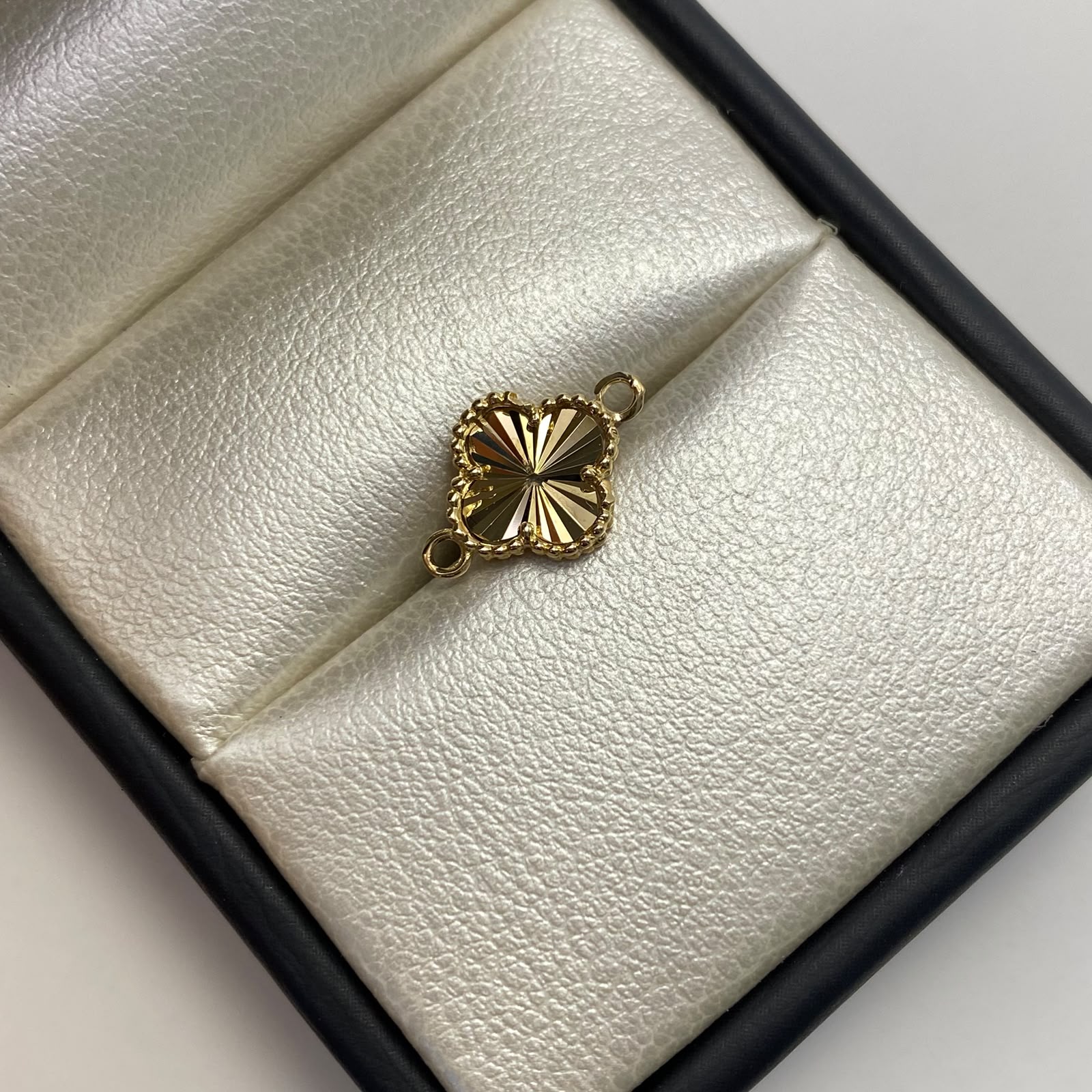 Herraje Trebol diamantado Oro amarillo 18k 0,8 Gr / 1,4 Cm