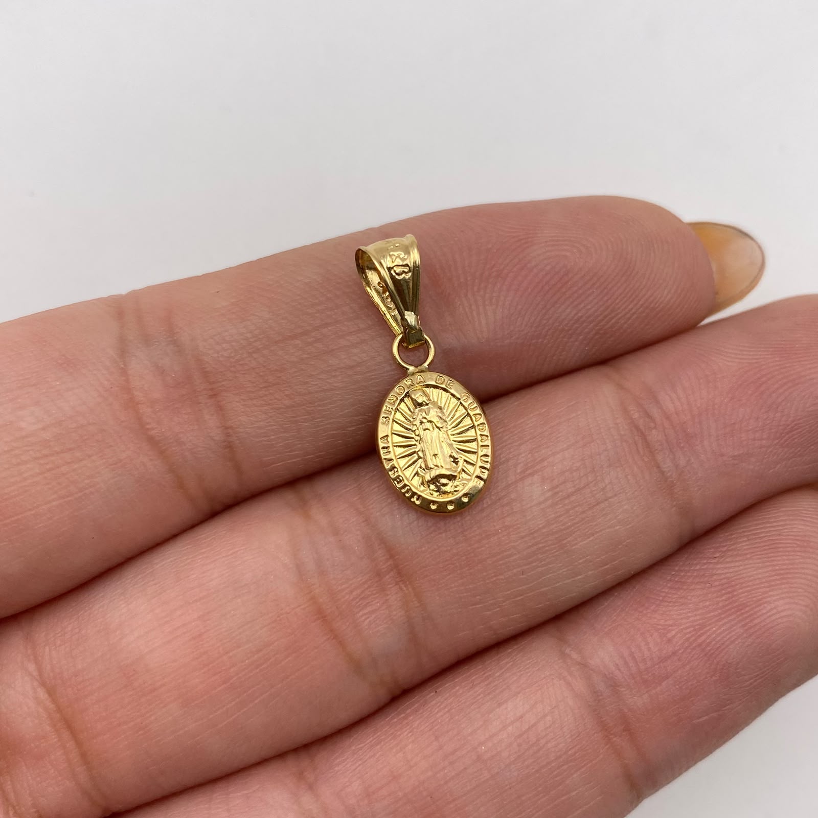 Dije virgen guadalupe Oro amarillo 18k 0,5 Gr / 8,12 mm / 2 Cm