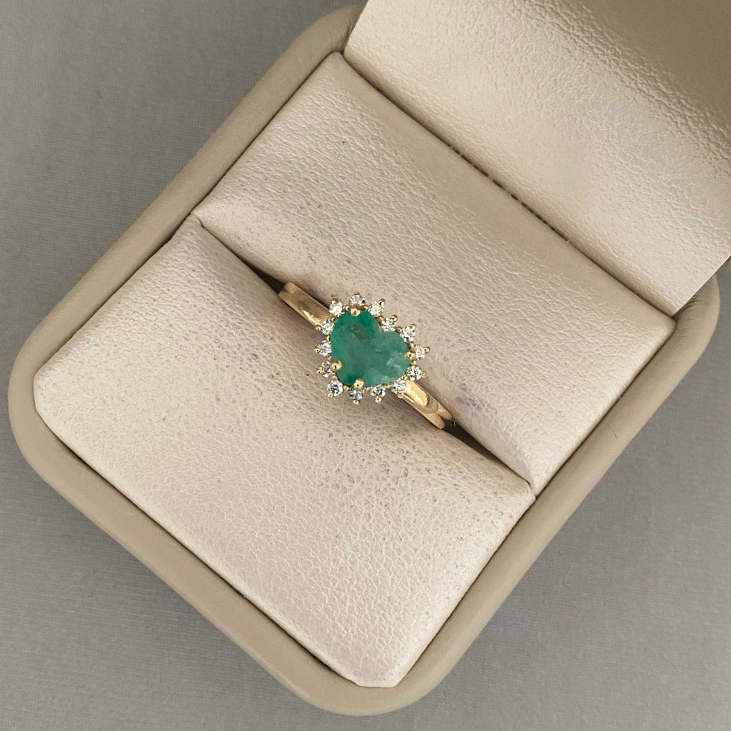 Anillo corazon esmeralda borde diamantes  (POR FABRICACION) Oro amarillo 18k / Talla 6 / 3,5 Gr