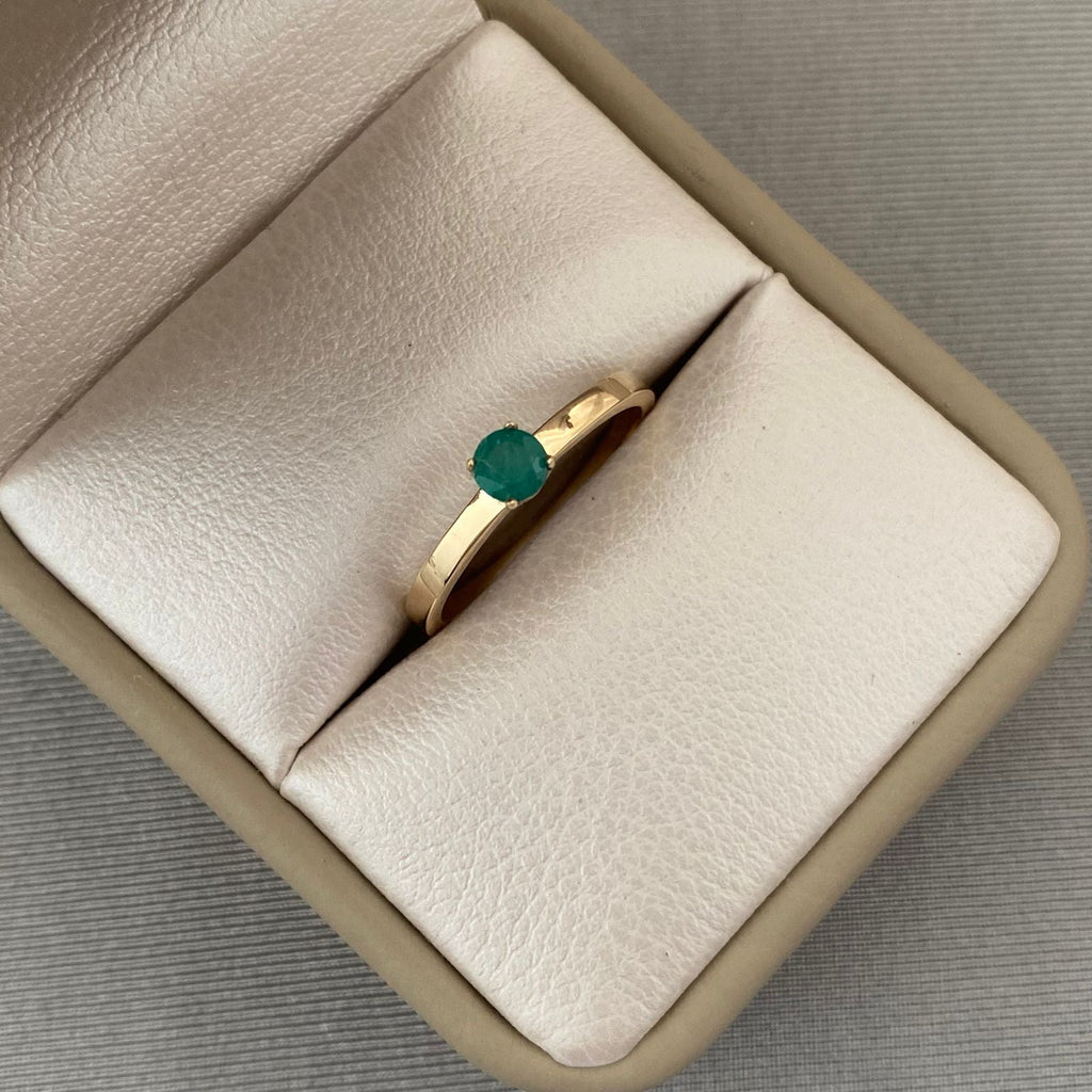 Anillo solitario esmeralda (POR FABRICACION) Oro amarillo 18k / Talla 7 1/4 / 2,55 Gr