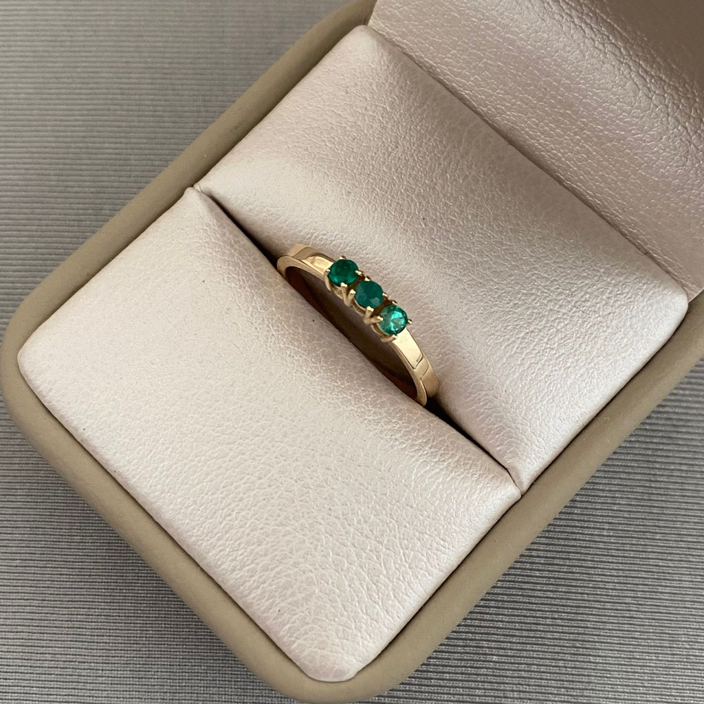 Anillo trio esmeralda (POR FABRICACION) Oro amarillo 18k / Talla 5 / 2,0 Gr