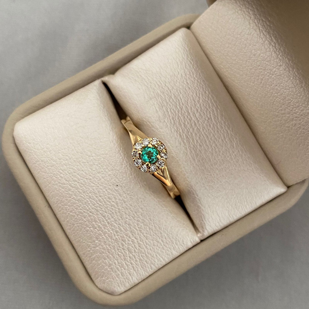 Anillo esmeralda borde diamantes (POR FABRICACION) Oro amarillo 18k / Talla 6 1/2 / 3,5 Gr