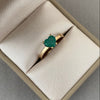 Anillo esmeralda corazon (POR FABRICACION) Oro amarillo 18k / Talla 7 / 2,55 Gr