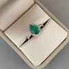 Anillo gota esmeralda borde diamantes (POR FABRICACION) Oro blanco 18k / Talla 7 1/2 / 4,65 Gr