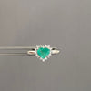Anillo esmeralda corazon borde diamantes  (POR FABRICACION) Oro blanco 18k / Talla 7 / 4,6 Gr