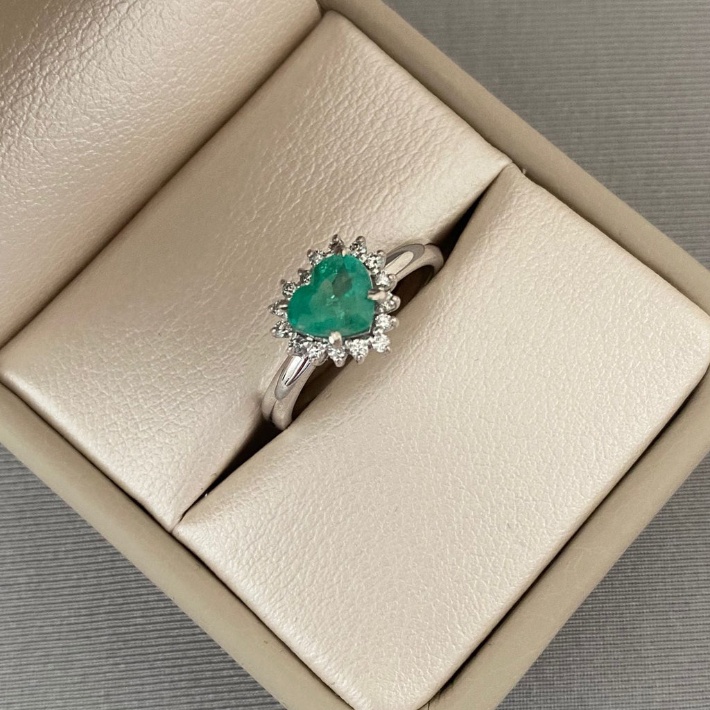Anillo esmeralda corazon borde diamantes  (POR FABRICACION) Oro blanco 18k / Talla 7 / 4,6 Gr