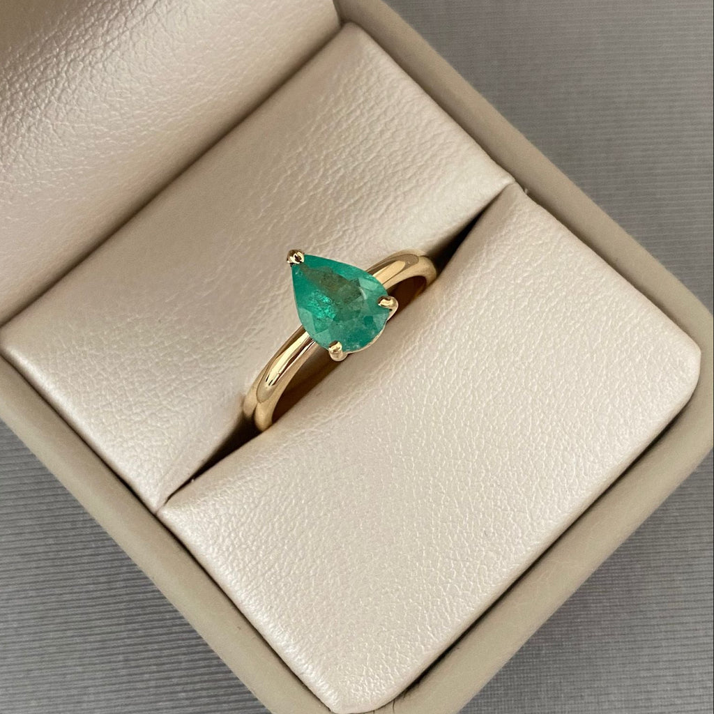 Anillo gota esmeralda (POR FABRICACION) Oro amarillo 18k / Talla 7 / 4,25 Gr