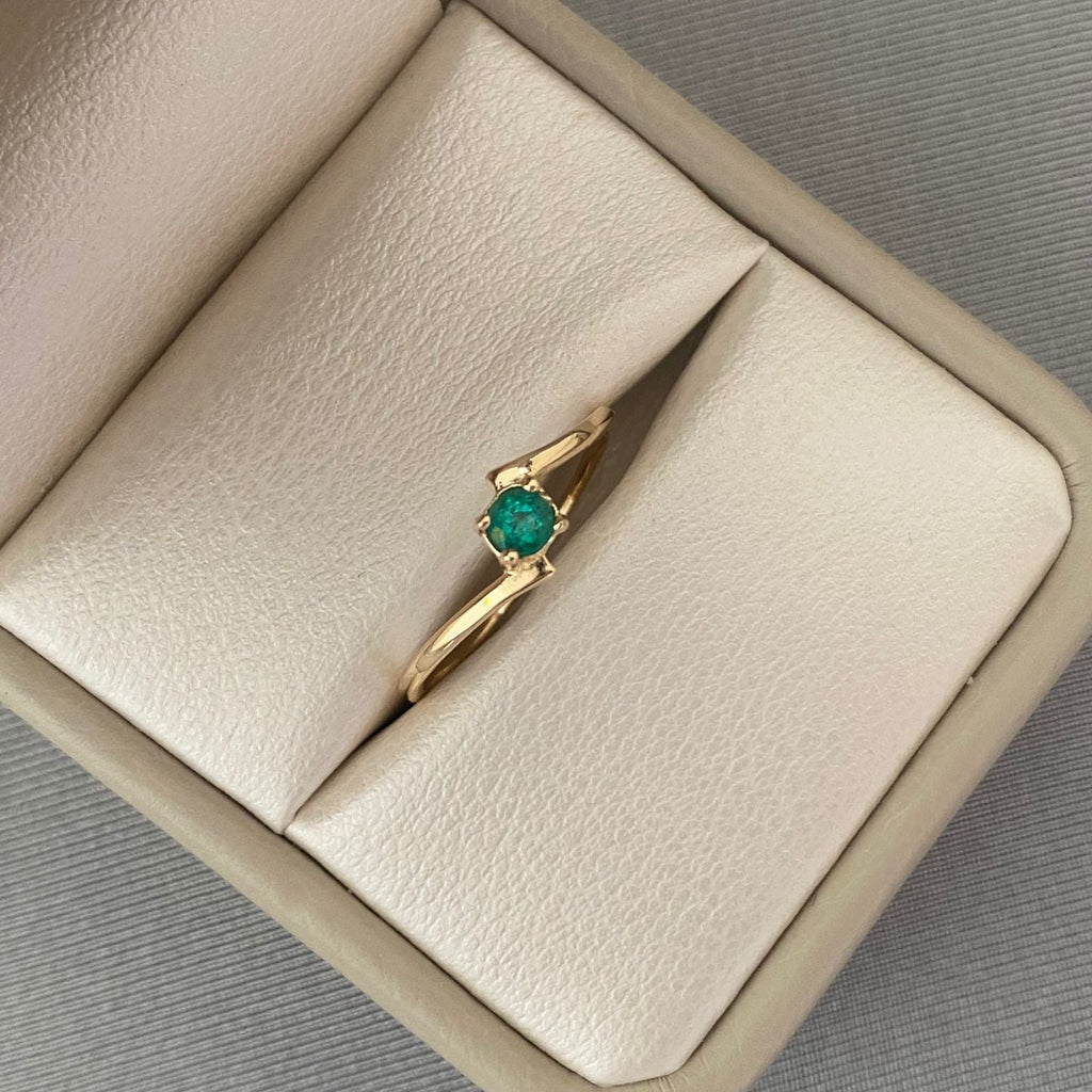 Anillo solitario esmeralda (POR FABRICACION) Oro amarillo / talla 0 / 1,40 Gr