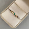Anillo solitario esmeralda lateral entrelazado  (POR FABRICACION) Oro amarillo 18k / Talla 7 / 1,8 Gr