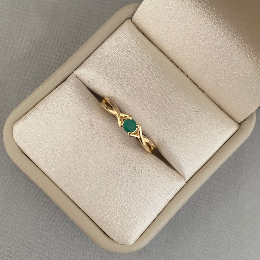 Anillo solitario esmeralda lateral entrelazado  (POR FABRICACION) Oro amarillo 18k / Talla 7 / 1,8 Gr
