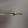 Anillo solitario esmeralda lateral circones  (POR FABRICACION) Oro amarillo 18k / Talla 7 3/4 / 1,8 Gr