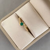 Anillo solitario esmeralda lateral circones  (POR FABRICACION) Oro amarillo 18k / Talla 7 3/4 / 1,8 Gr