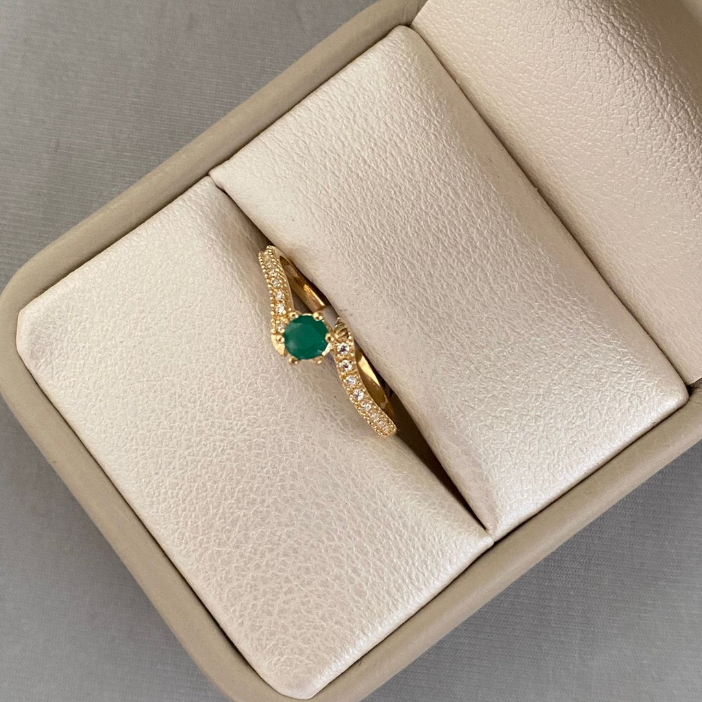 Anillo solitario esmeralda lateral circones  (POR FABRICACION) Oro amarillo 18k / Talla 7 3/4 / 1,8 Gr