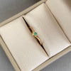 Anillo esmeralda en v (POR FABRICACION) Oro amarillo 18k / Talla 7 1/2 / 1,0 Gr
