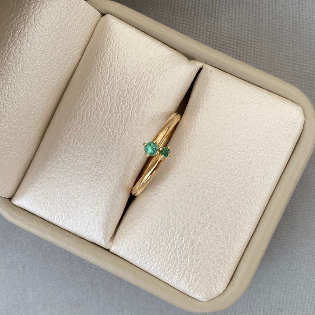 Anillo duo esmeralda (POR FABRICACION) Oro amarillo 18k / Talla 7 / 1,9 Gr