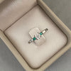Anillo diamante lateral esmeralda (POR FABRICACION) Oro blanco 18k / Talla 7 / 3,35 Gr