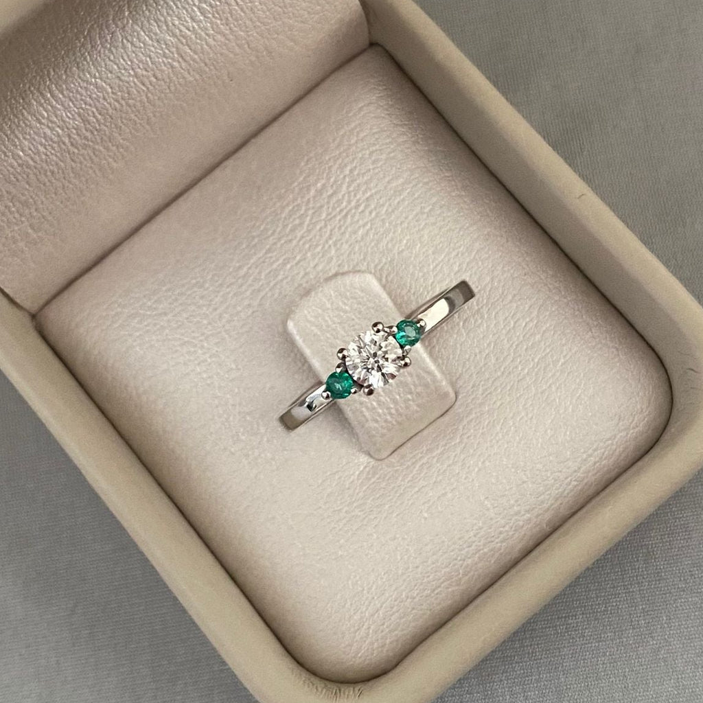 Anillo diamante lateral esmeralda (POR FABRICACION) Oro blanco 18k / Talla 7 / 3,35 Gr