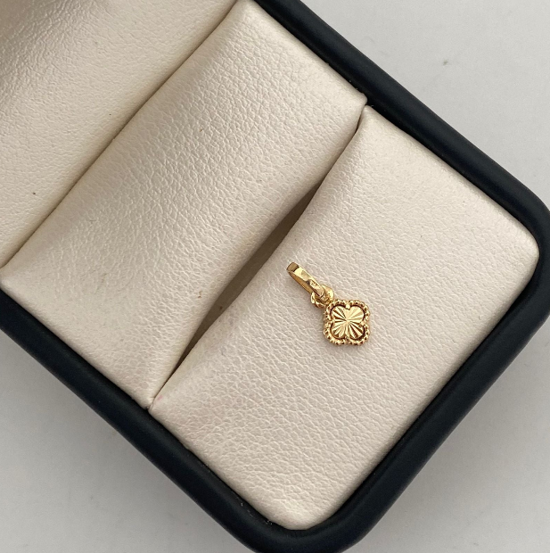 Dije Mini Trebol Oro amarillo 18k 0,5 Gr / 1 Cm
