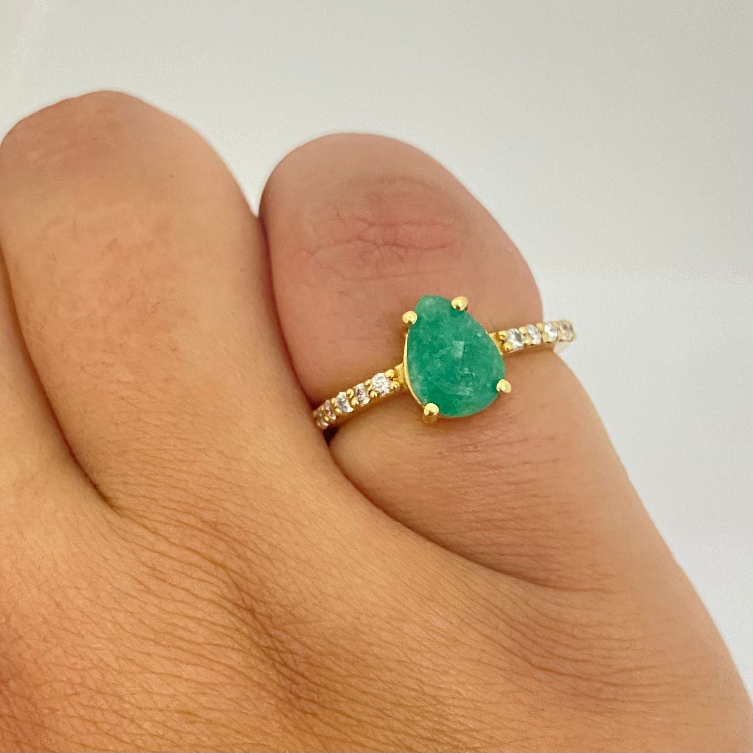 Anillo (Joya) gota esmeralda lateral diamantes Oro amarillo 18k / Talla 6 1/4 / 3,3 Gr / 6,5 mm