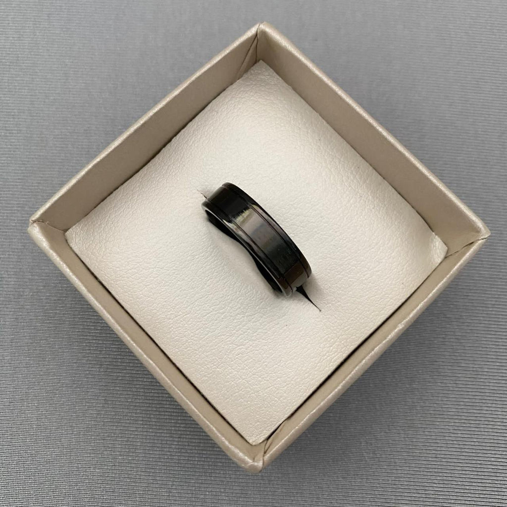 Anillo liso grabado lineas rodinado negro (POR FABRICACION) Oro amarillo 18k / Talla 9 / 7,0 Gr