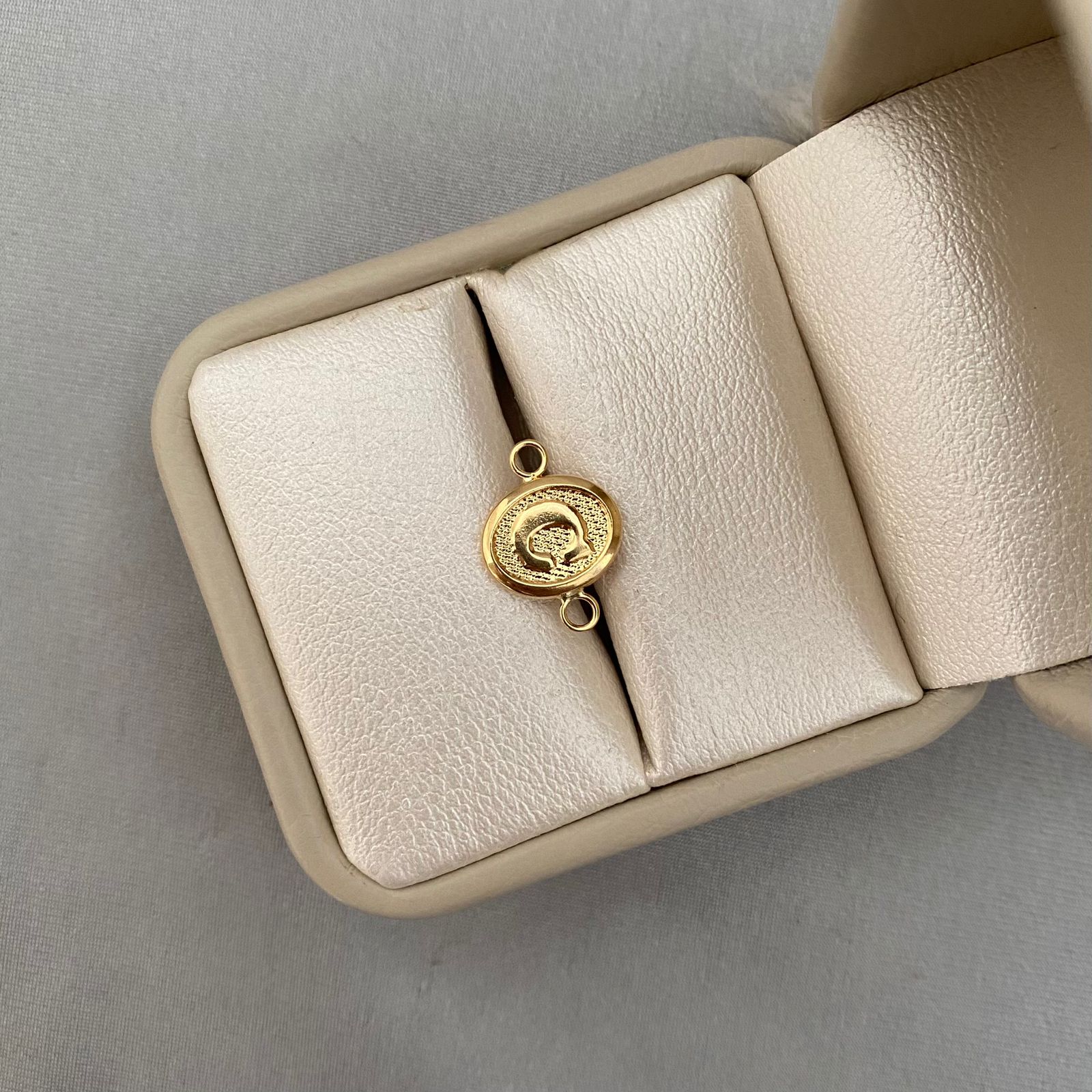 Herraje letra c fondo diamantado Oro amarillo 18k 0,45 Gr / 1,5 Cm