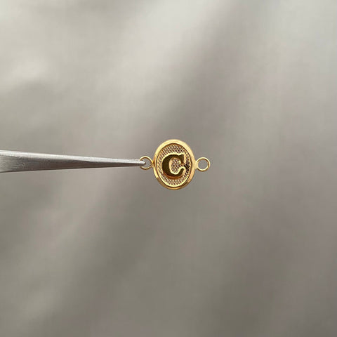 Herraje letra c fondo diamantado Oro amarillo 18k 0,45 Gr / 1,5 Cm