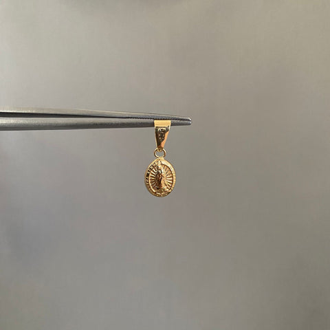 Dije ovalado virgen guadalupe oro amarillo 18k 0,60 gr / 2 cm