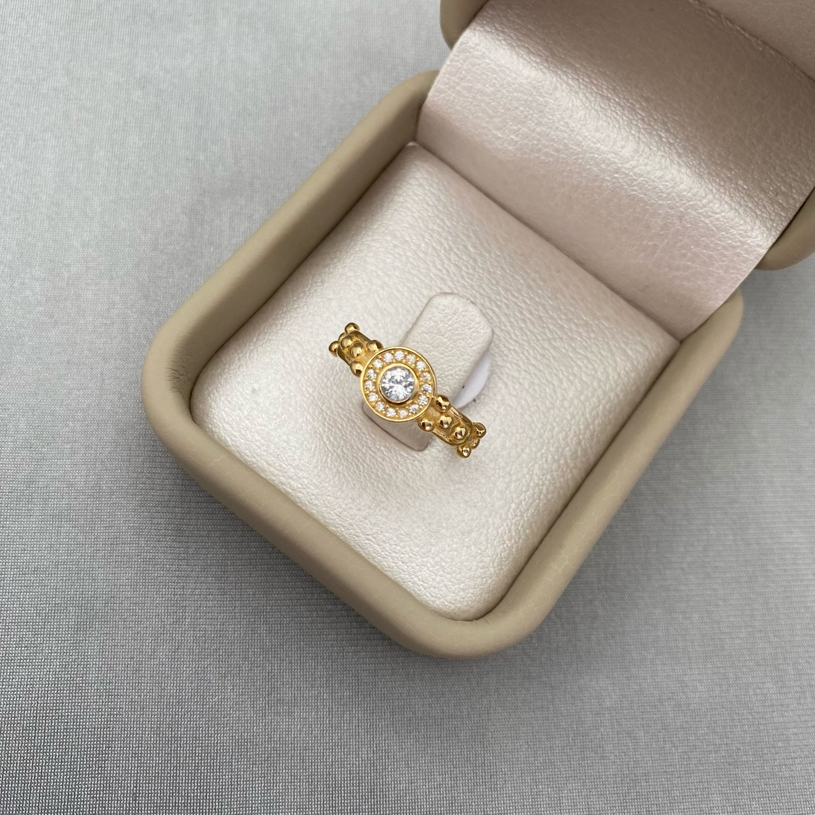 Anillo circulo casting lateral grabado Oro amarillo 18k / Talla 5 1/2 / 2,45 Gr