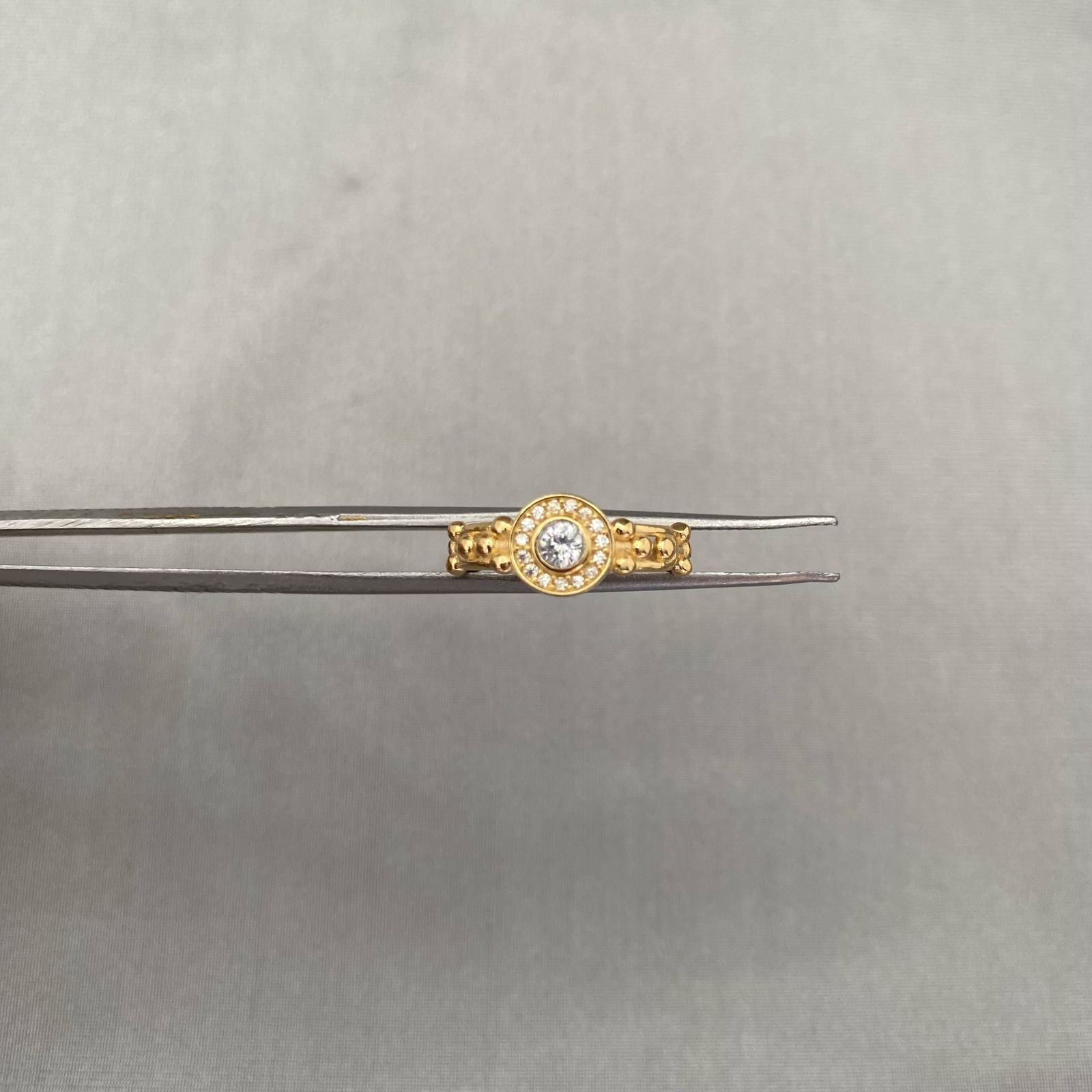 Anillo circulo casting lateral grabado Oro amarillo 18k / Talla 5 1/2 / 2,45 Gr