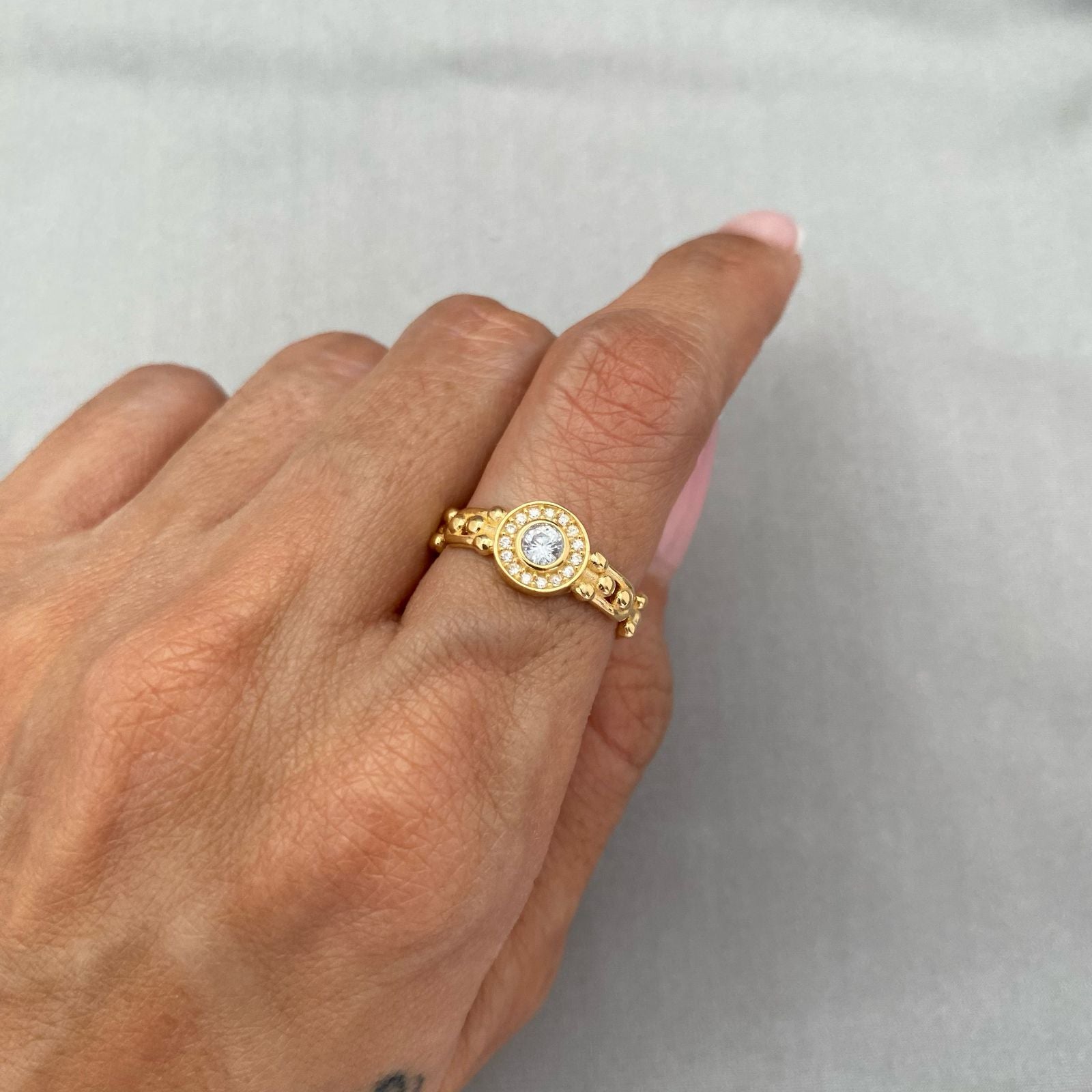Anillo circulo casting lateral grabado Oro amarillo 18k / Talla 5 1/2 / 2,45 Gr