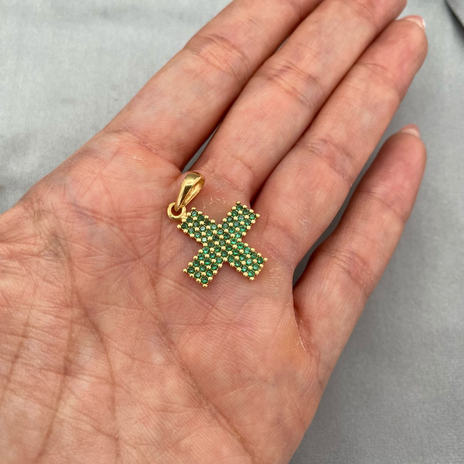 Dije cruz cuadrada verde Oro amarillo 18k 1,95 Gr / 2,5 Cm