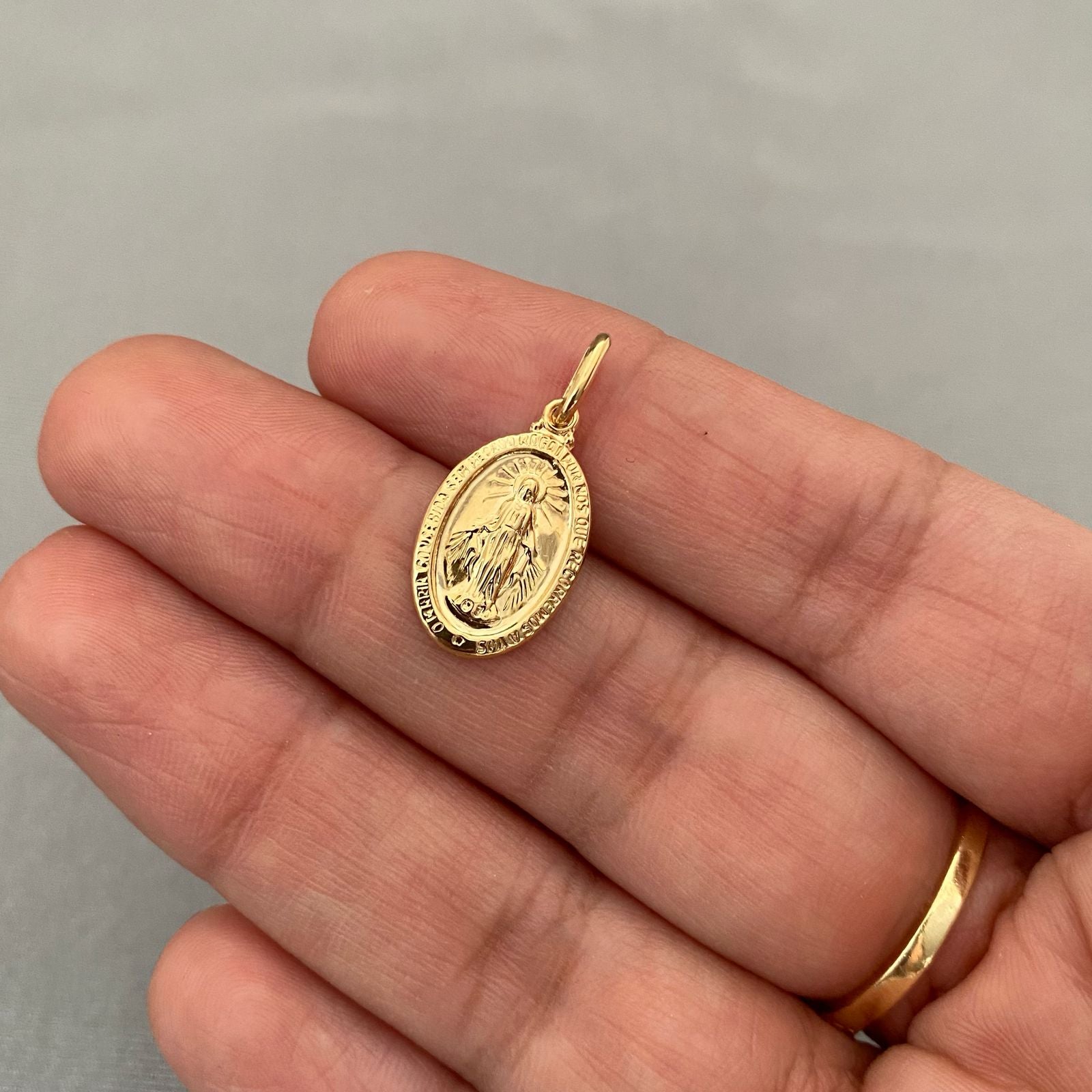 Dije It virgen milagrosa borde grabado Oro amarillo 18k +3 / 1,25 Gr / 2,3 Cm