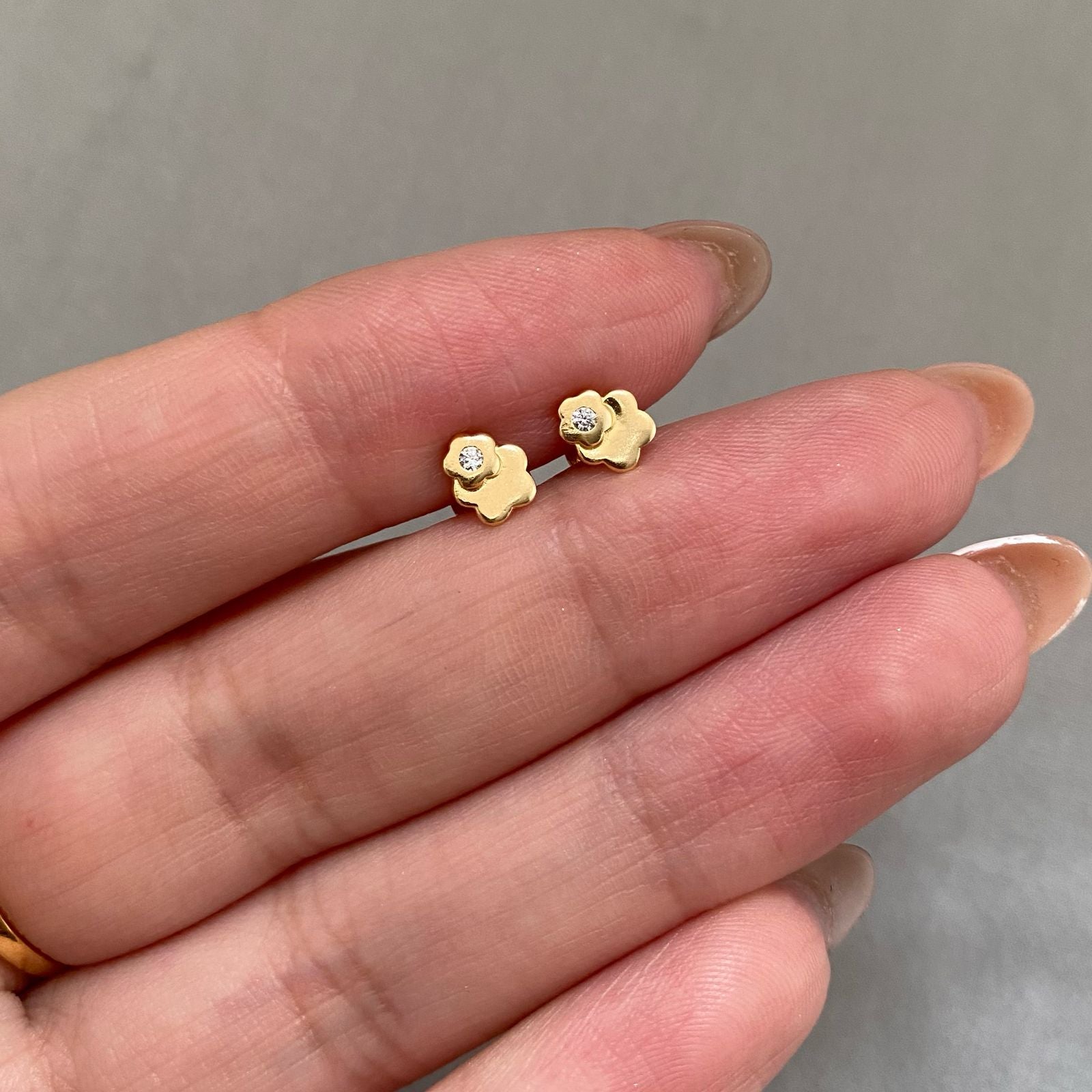 Topos doble flor lisa punto circon Oro amarillo 18k 0,9 Gr / 5,2 mm