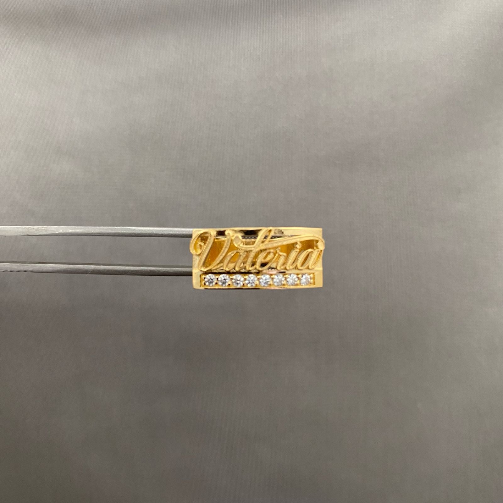 Anillo nombre Valeria (POR FABRICACION) Oro amarillo 18k / Talla 6 / 6,5 Gr